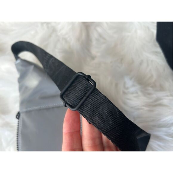 Victoria’s Secret belt bag/fanny pack, grey color reflective adjustable straps N - Picture 6 of 8